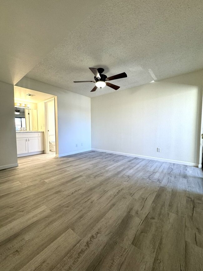 Building Photo - 850 S River Dr