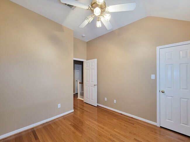 Building Photo - Great opportunity to lease a wonderful town home in the Montrose /Midtown location and within eas...