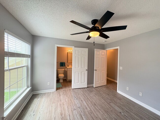 Building Photo - Welcome To The Estates At Westbury