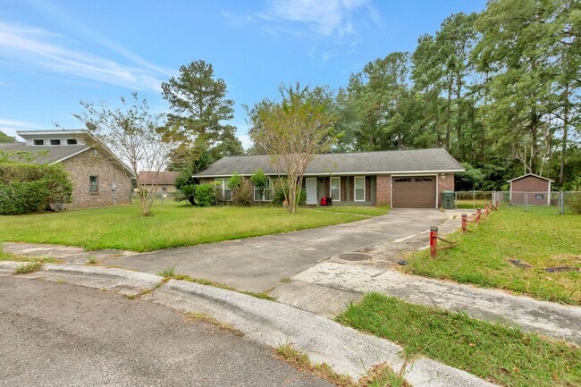 Building Photo - Charming Single-Story Home with Huge Backy...