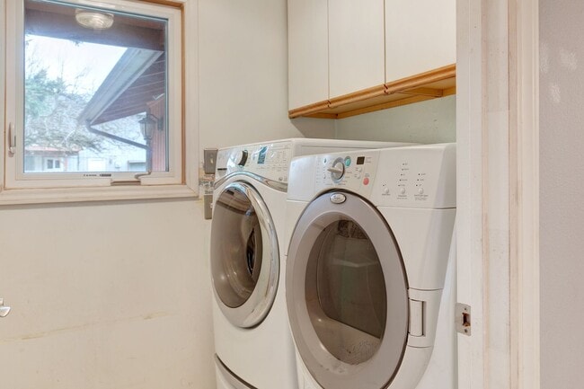 Building Photo - Kirkland Rambler with Amazing Back Yard!