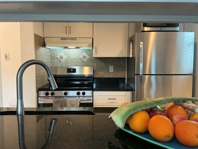 Building Photo - 2525 W Bay Dr