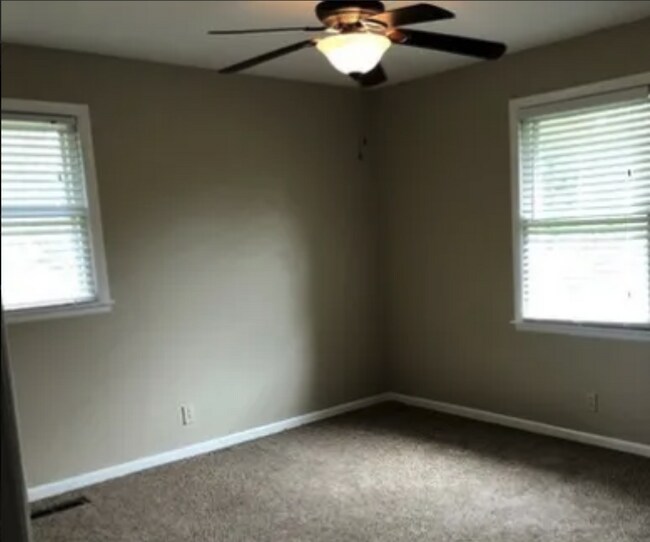 Building Photo - 3 bd/2 bth w/huge bonus room. Fenced yard