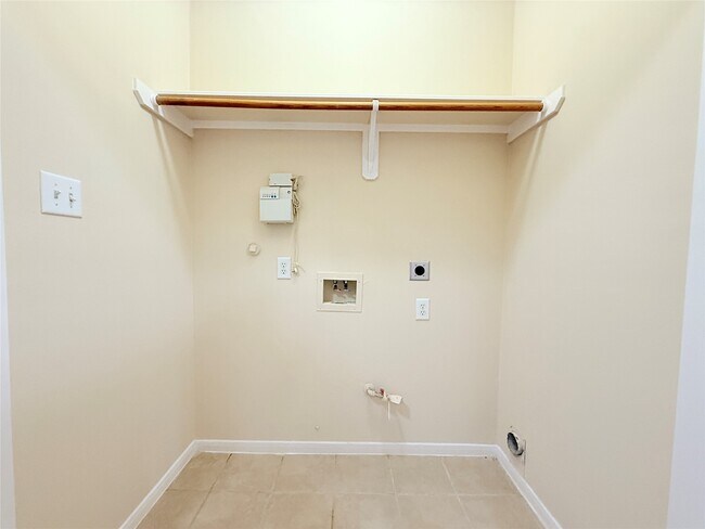 Building Photo - 6346 Wilshire Ridge