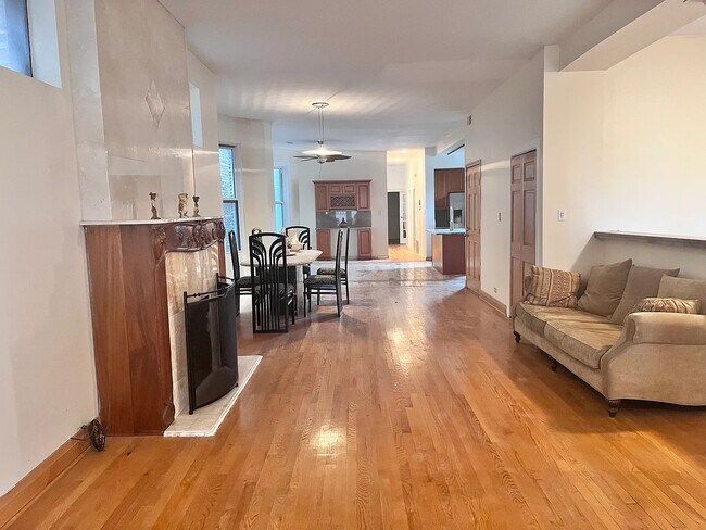 Building Photo - 549 W Belmont Ave