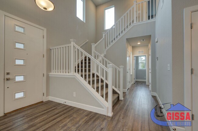Building Photo - Beautiful, modern townhouse with primary b...