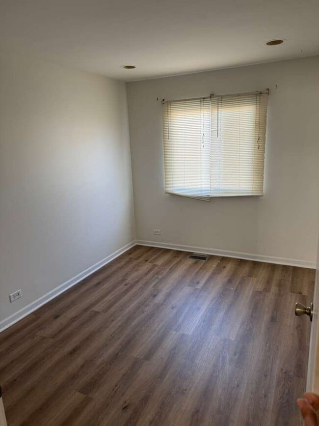 Building Photo - 1485 Quaker Ln