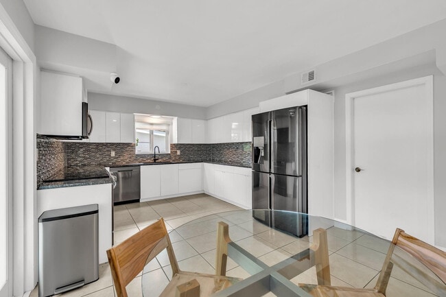 Building Photo - 2812 NE 27th St