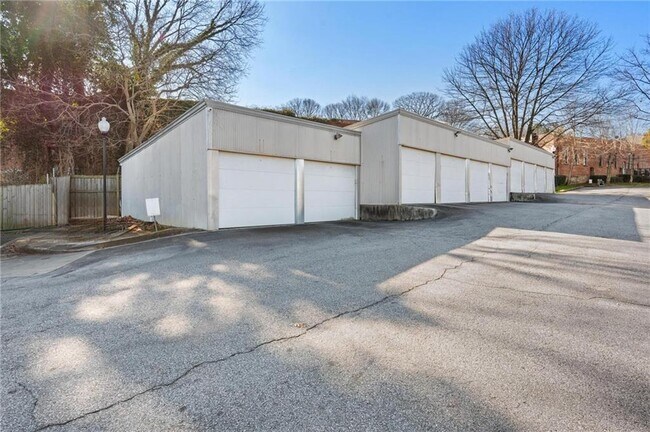 Building Photo - 644 Wells St SW