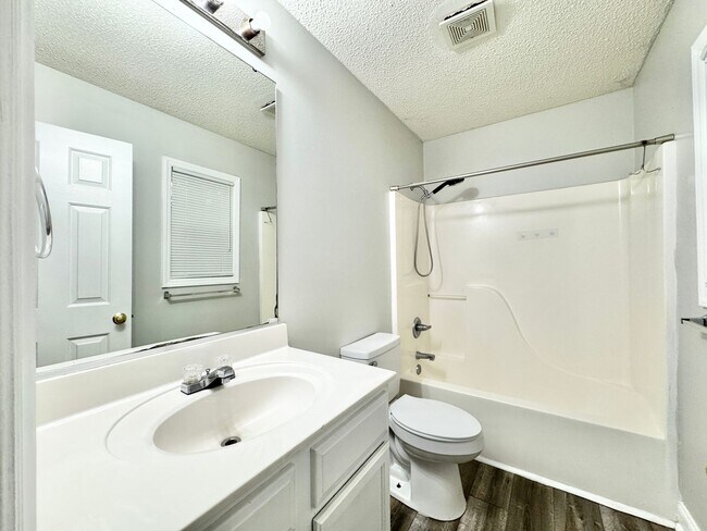 Building Photo - 3 BR Unit Near Shoppes on Elm