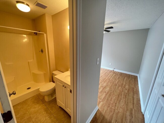 Building Photo - Adorable 3 Bedroom Townhouse w/ 1st Floor ...