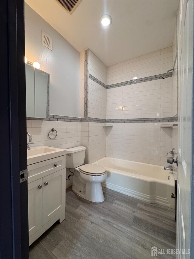 Building Photo - 211 N 13th St