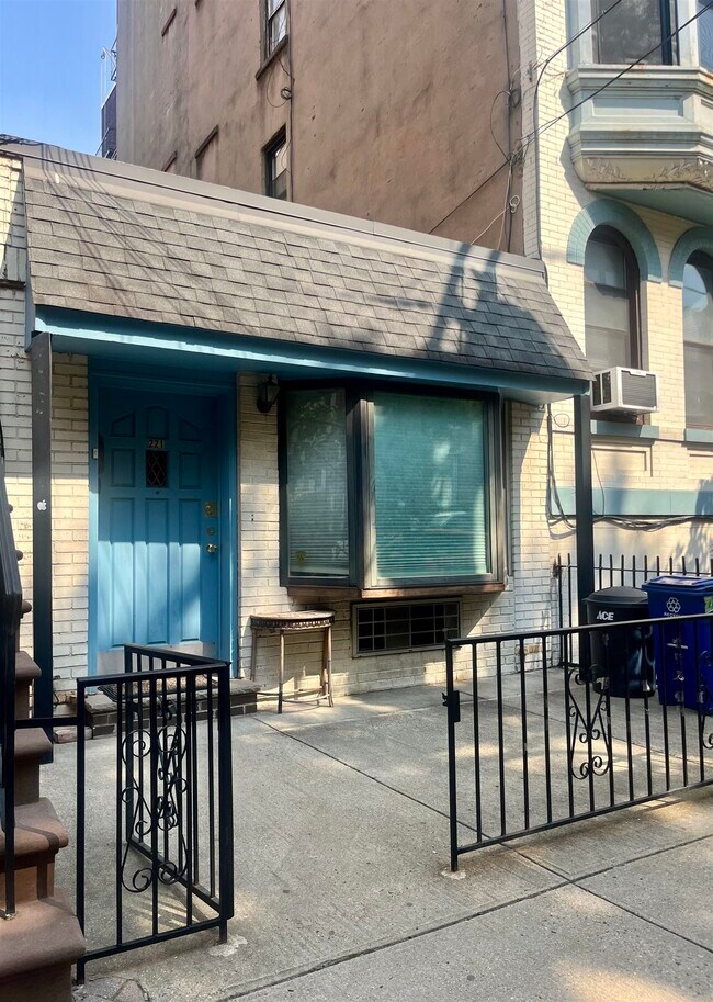 Primary Photo - 221 Park Ave