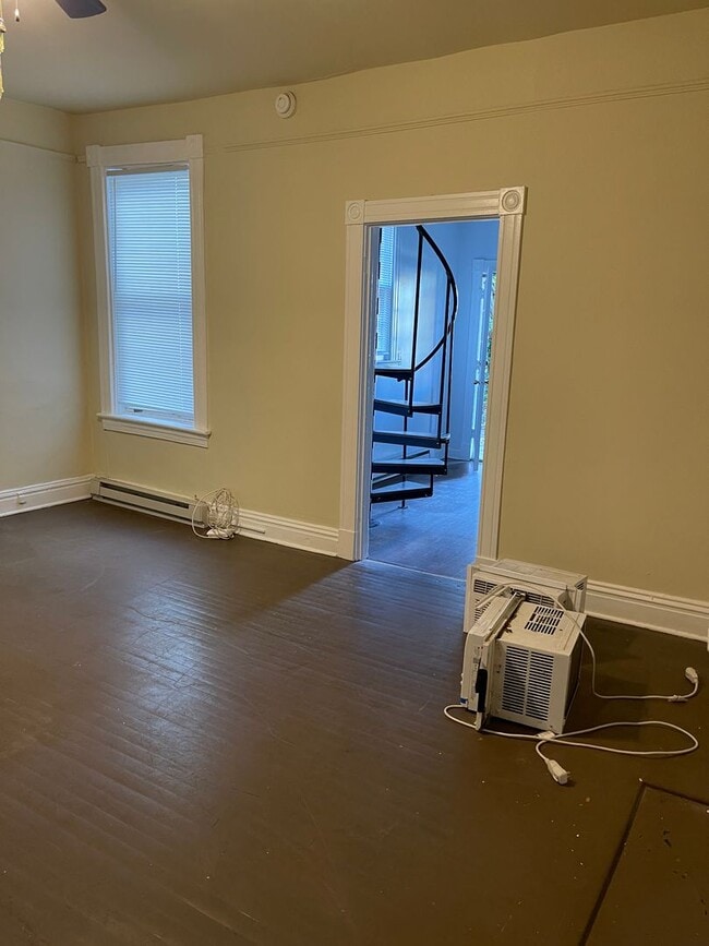 Building Photo - Large 3 bdrm/1 bath Home Within Walking Distance to VCU!