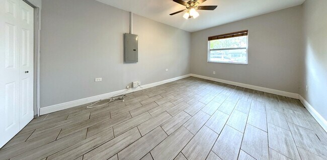 Building Photo - 6475 Cedarbrook Dr