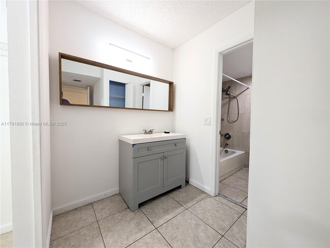 Building Photo - 310 Lakeview Dr