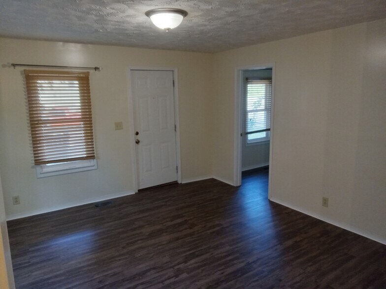 Building Photo - 307 Della Ave