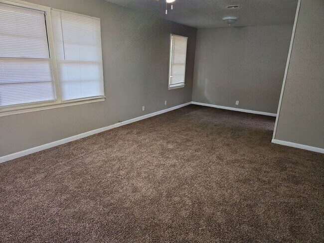 Building Photo - 302 Bridal Wreath Ave