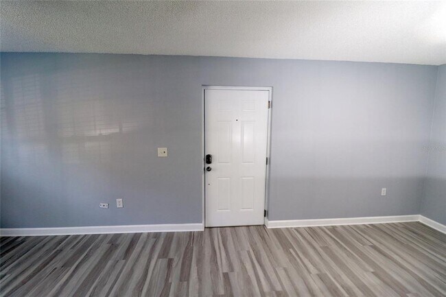 Building Photo - 2035 Dixie Belle Dr