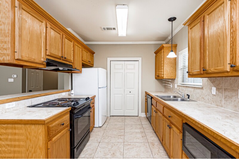 Building Photo - 828 Meadow Bend Dr