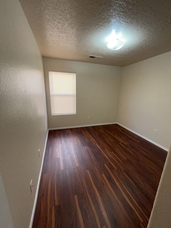 Building Photo - Three Bedroom, two Bath single-story home.
