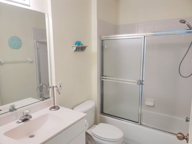 Building Photo - Annual Furnished - Attractive 2 Bedroom 2 Bathroom Plus a Den Condo with 2nd floor Reserve View!