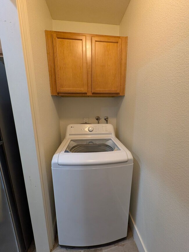 Building Photo - 2 Bedroom 2 Bathroom Condo in the Heart of Canyon Crest, Riverside!