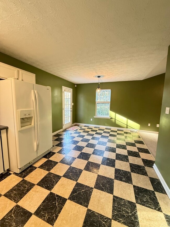 Building Photo - 3 Bedroom/2 Bath Home