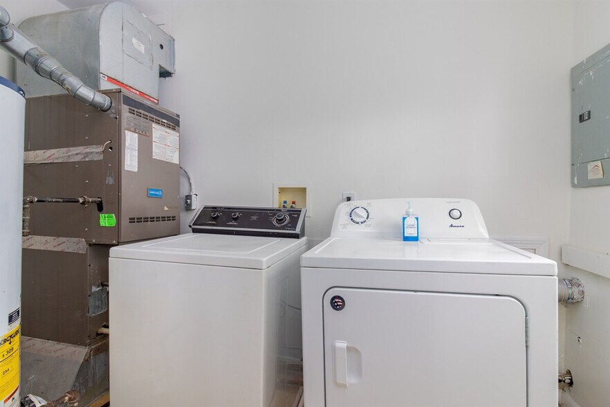 Building Photo - 1326 E Evelyn Ave