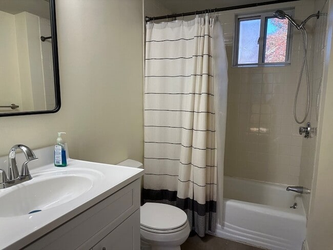 Building Photo - 90 Russell St