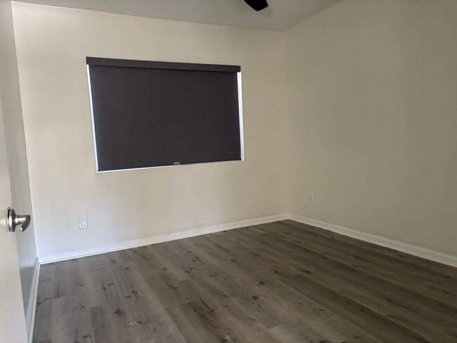 Building Photo - 10547 Hayvenhurst Ave