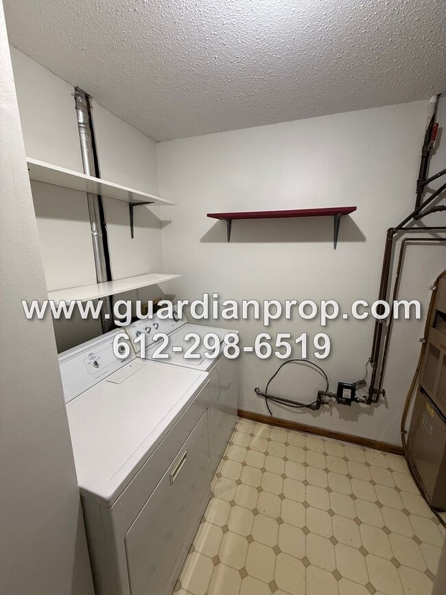 Building Photo - One Level End Unit Townhouse Available Now...