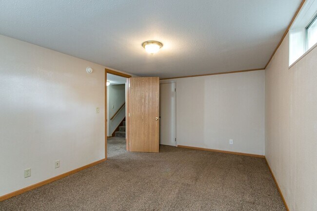 Building Photo - #6 Bedroom House with Awesome Yard Plus Ga...