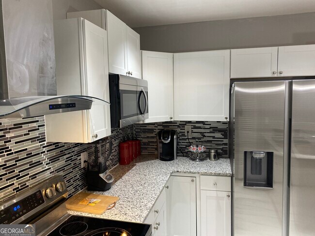 Building Photo - 825 S Forest Lake Dr