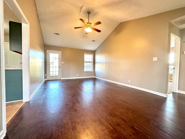 Building Photo - Cozy Single-Family Home with a Fenced Backyard