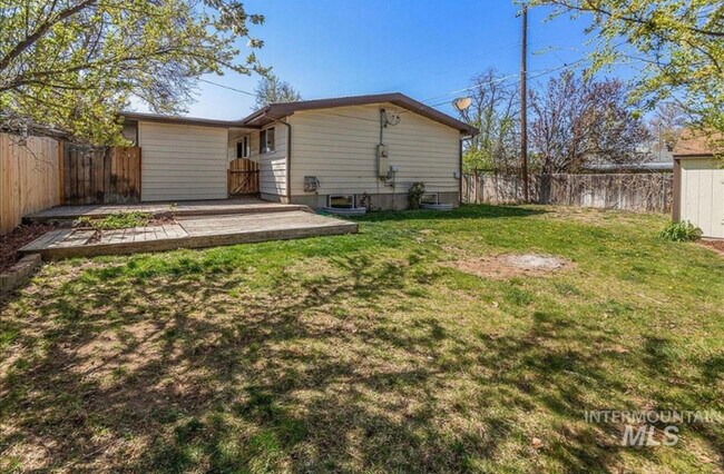 Building Photo - 4 Bed 2 Bath in Boise!