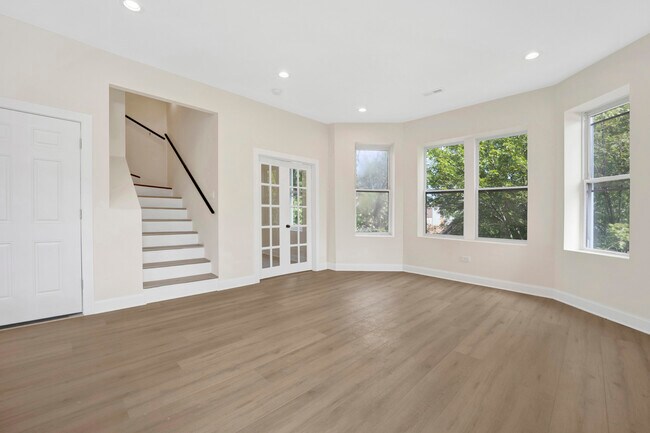 Building Photo - 2021 W Shakespeare Ave