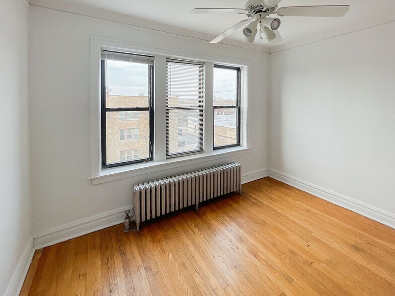 Building Photo - 2540 W Summerdale Ave
