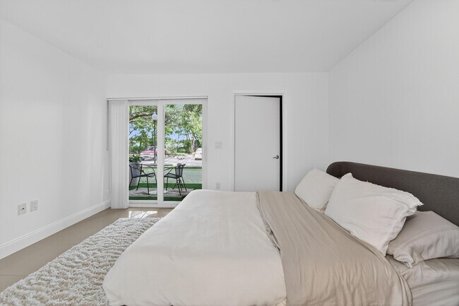Building Photo - 4807 Via Palm Lakes Via