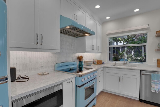 Building Photo - 320 S Ocean Blvd