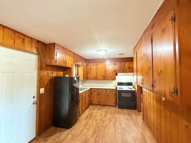 Building Photo - 3 Bed/1.5 Bath Home - Backyard Pond