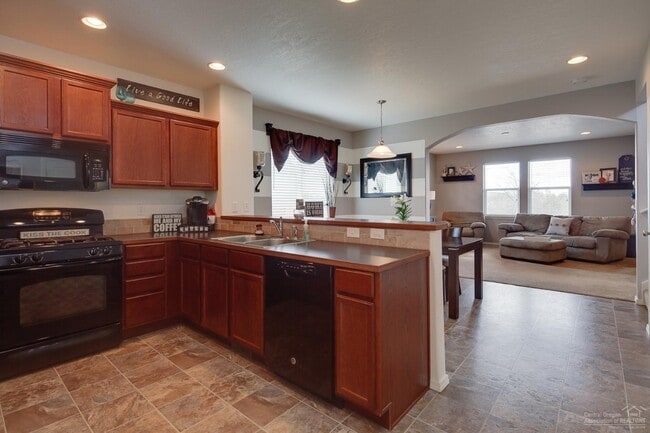 Building Photo - Move in ready home located on the SW side ...