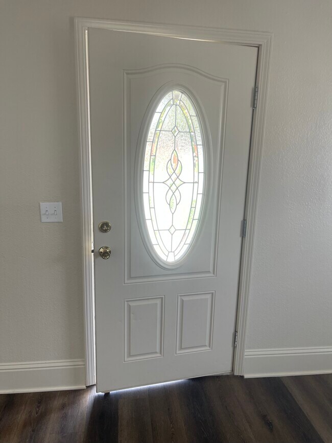 Building Photo - 817 Lake Ave