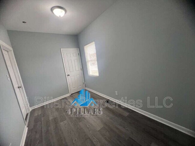 Building Photo - 3904 Deodar St