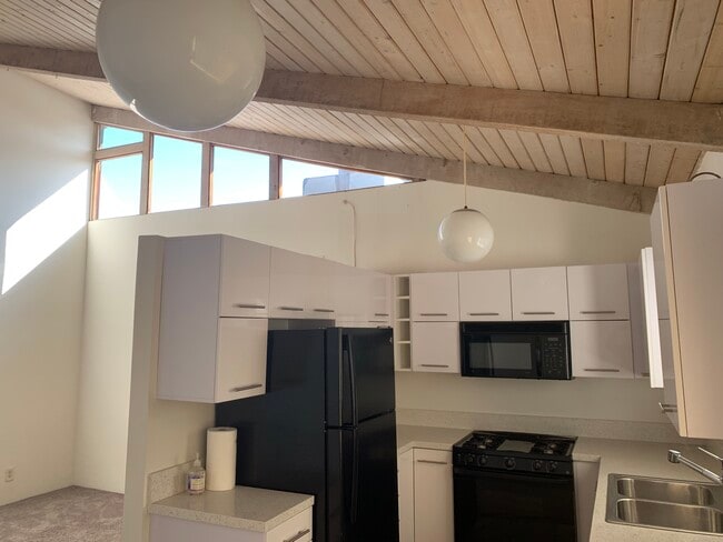 Building Photo - 2493 1/2 S Barrington Ave