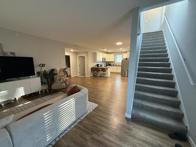 Building Photo - Prime Location Giant four-bed two-bath off Greenway in Longfellow!