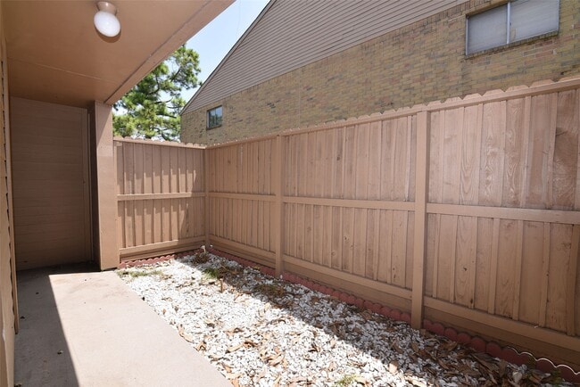 Building Photo - 10555 Turtlewood Ct