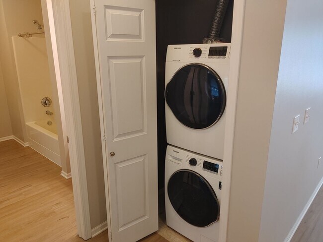 Building Photo - $1,550 | 2 Bedroom, 2 Bathroom Condo | No ...