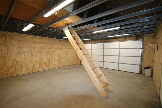 Building Photo - (("Wake Up in a Home YOU Love")) 2/2 STUNNING House Close to Exciting Downtown Fort Worth! An ABS...