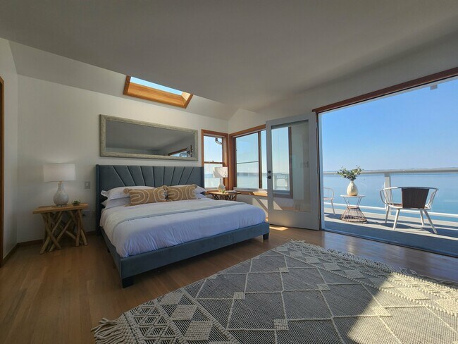 Building Photo - 19118 Soundview Dr NW